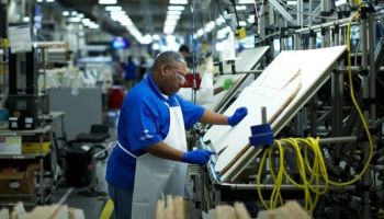 Căng thẳng thuế quan toàn cầu: Tác động và 3 kịch bản tương lai