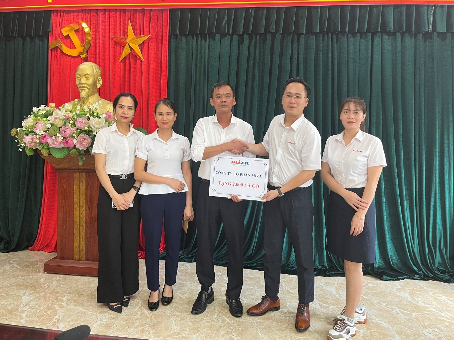 MIZA TRAO TẶNG 2.000 LÁ CỜ TỔ QUỐC CHO NHÂN DÂN XÃ NGUYÊN KHÊ