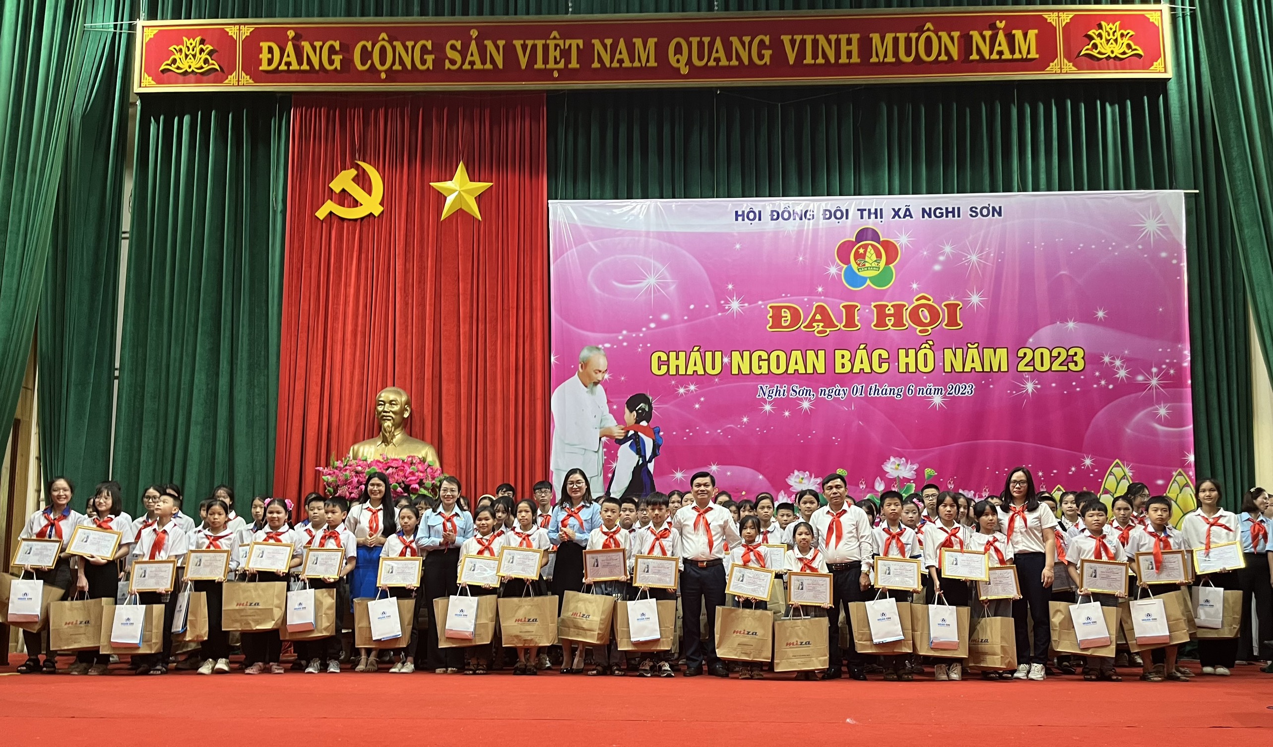 Miza Nghi Sơn tặng quà tuyên dương học sinh xuất sắc tại Đại Hội Cháu Ngoan Bác Hồ Thị xã Nghi Sơn Năm 2023