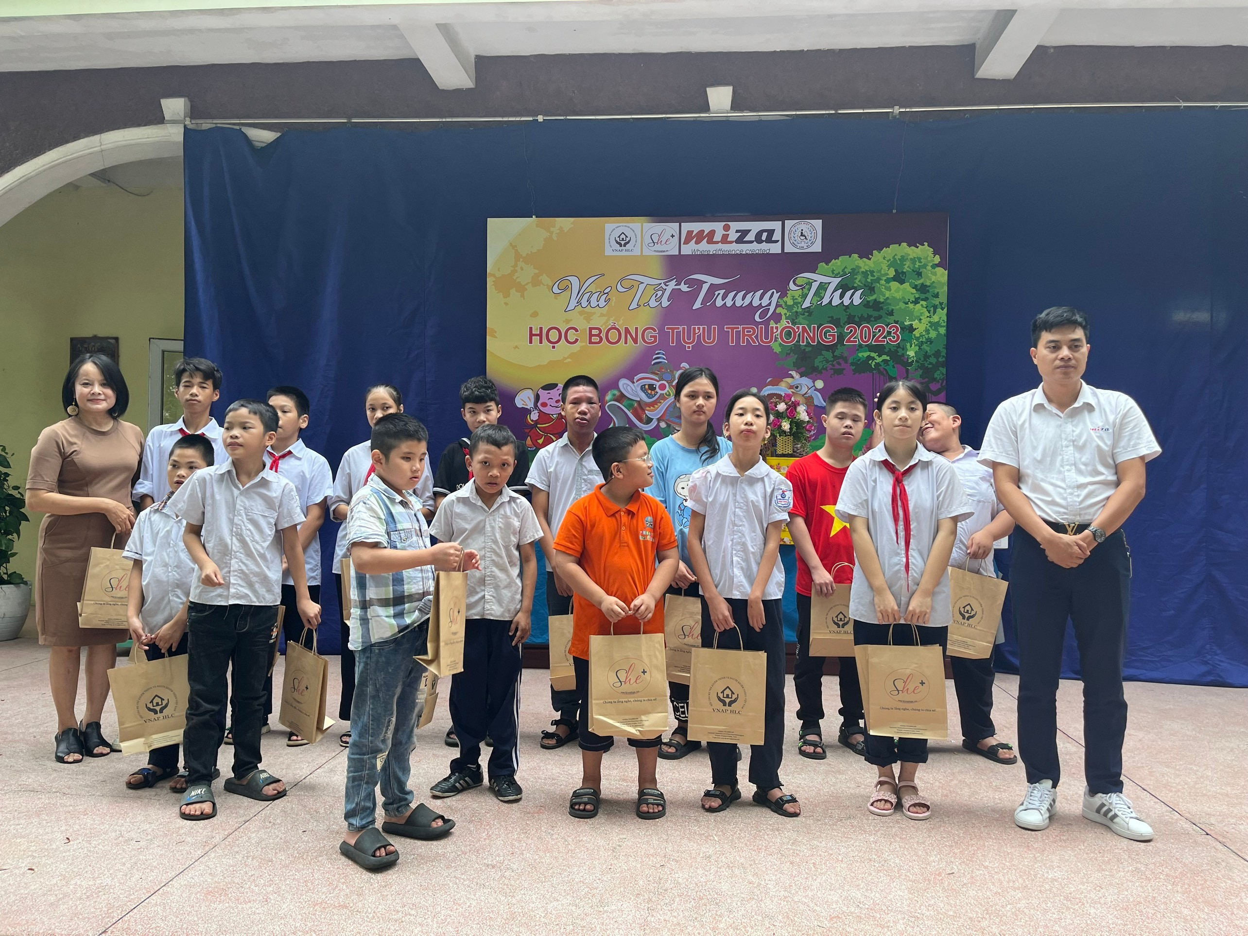 MIZA THĂM VÀ TẶNG QUÀ CÁC EM HỌC SINH KHUYẾT TẬT TRƯỜNG CHUYÊN BIỆT BÌNH MINH